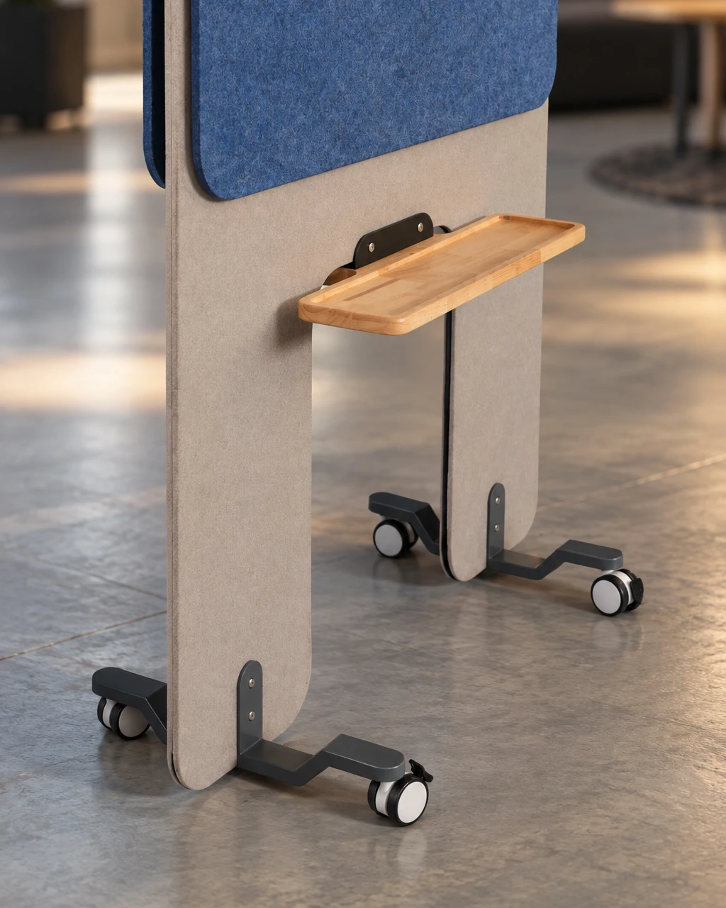 Attuny screen sturdy steel base and locking caster wheels detail